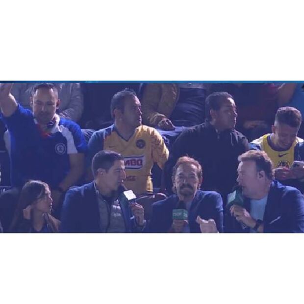 Un persona del staff de TUDN olvidó quitarse la diadema cuando estaban al aire. Foto: Especial