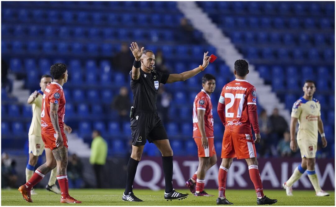 Árbitro de América vs Real Estelí anulando la tarjeta roja a Sebastián Cáceres / FOTO: Imago7