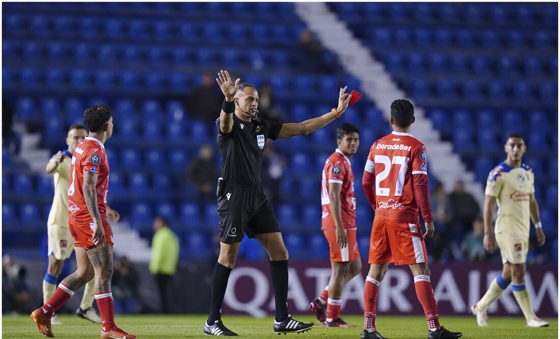 Árbitro de América vs Real Estelí anulando la tarjeta roja a Sebastián Cáceres / FOTO: Imago7
