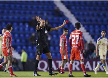 ¿América otra vez gana con polémica en Concachampions? Retiraron tarjeta roja controversial