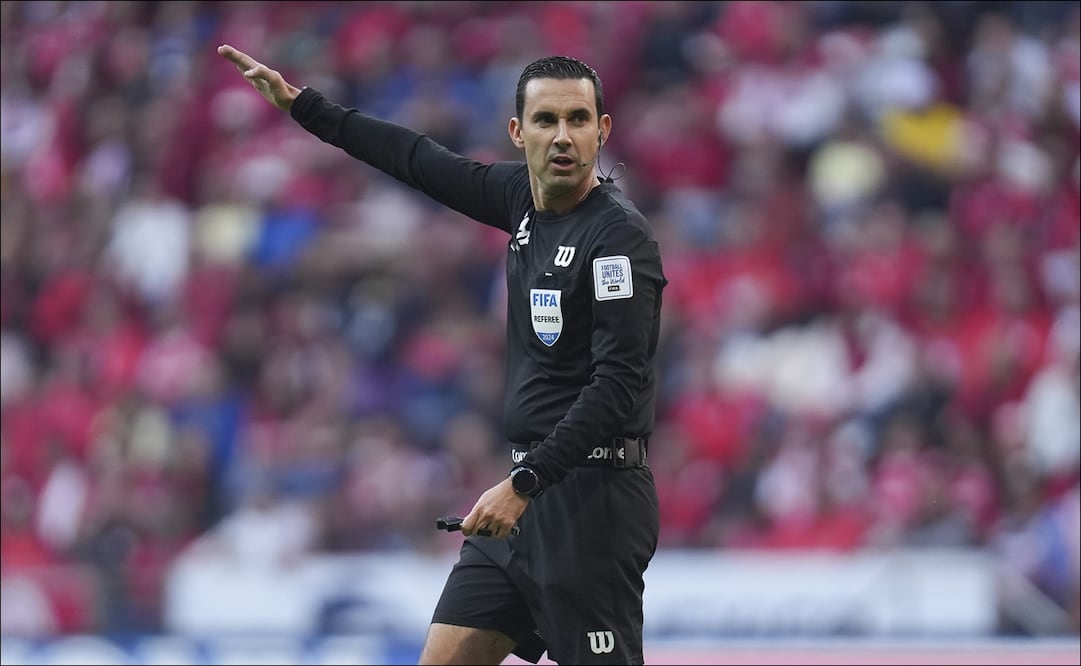 César Ramos, el árbitro dos veces mundialista, silbará una nueva final de la Liga MX / FOTO: Imago7