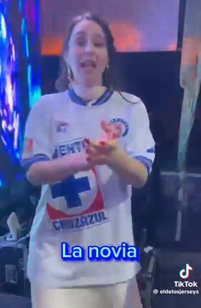 La novia portó una playera blanca de La Máquina. FOTO: Captura