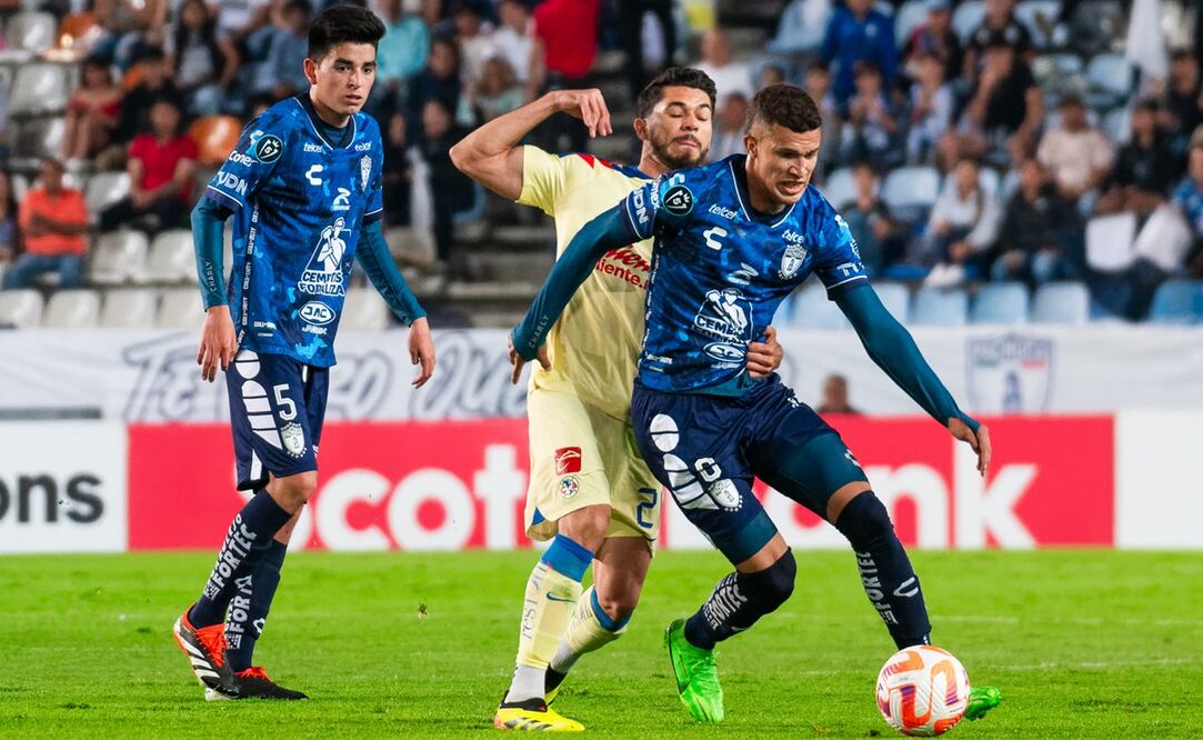 Henry Martín y Nelson Deossa disputando un balón en un América vs Pachuca en el Estadio Hidalgo / FOTO: Imago7