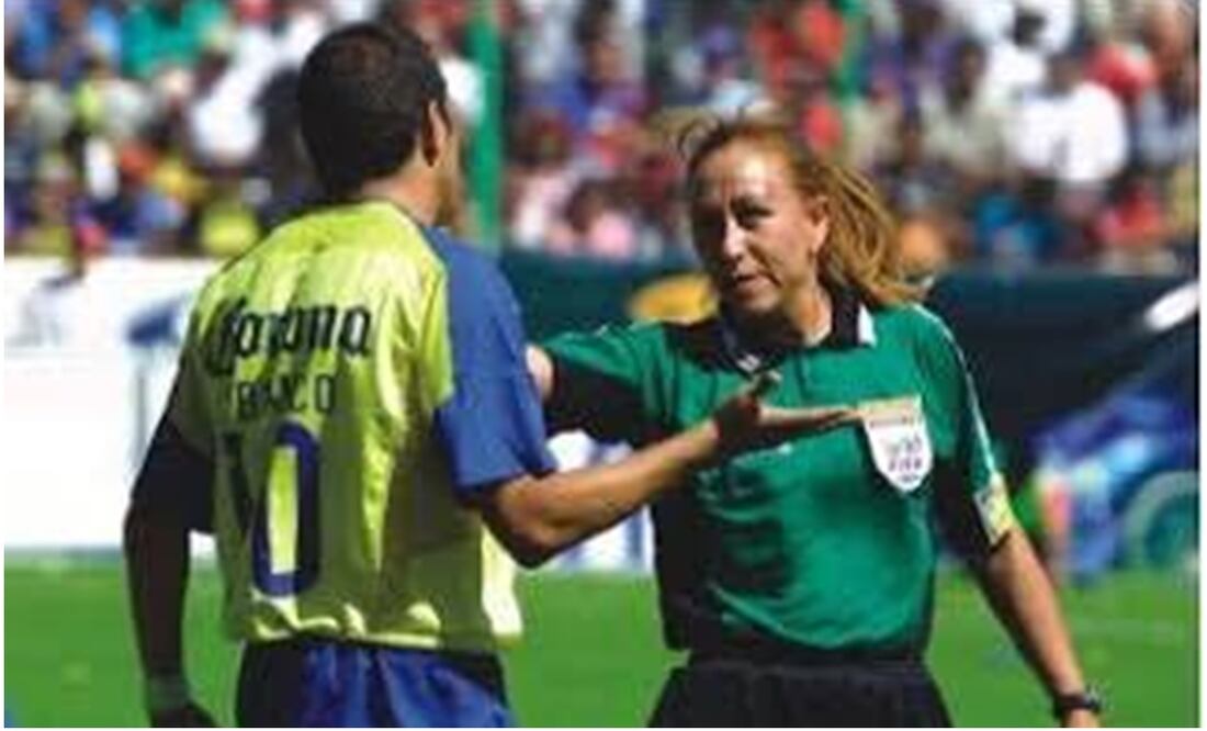 Cuauhtémoc Blanco y Virginia Tovar durante un partido de Liga MX - Foto: Especial