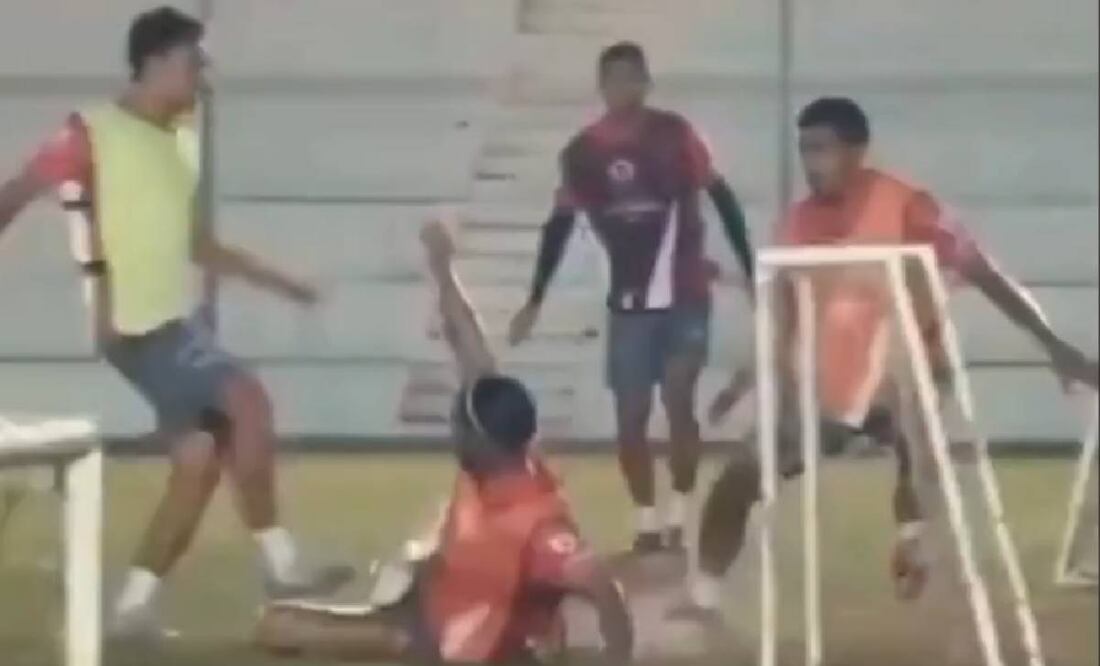 Sergio Ramos se le barrió con todo a Iker Fimbres en un entrenamiento de Monterrey. Foto: Especial