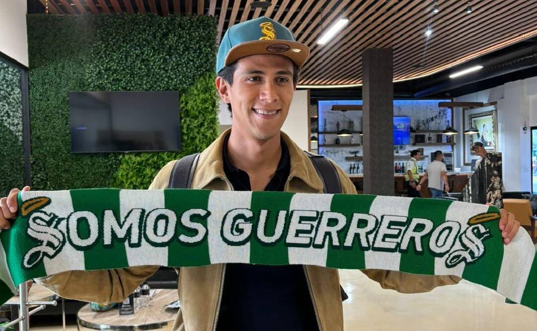 José Juan Macías ya posó con los colores de Santos, su próximo equipo. Foto: @ClubSantos