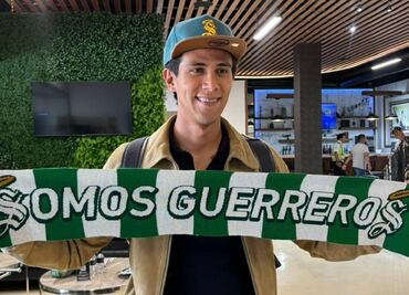 José Juan Macías se despidió de las Chivas y ya hasta posó con los colores de Santos