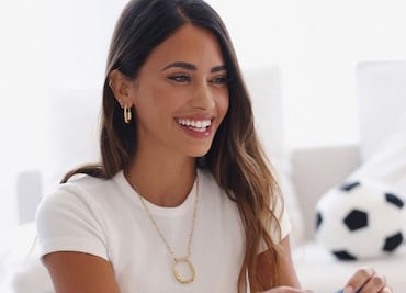 Antonela Roccuzzo demuestra el outfit ideal para un festejo romántico