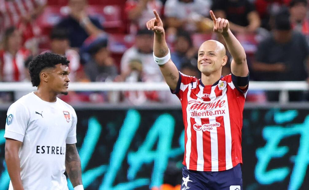 Chicharito festeja el segundo gol que suma con Chivas. Foto: Imago7