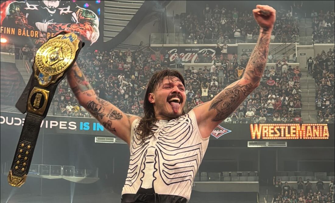 Dominik Mysterio levanta el titulo que lo acredita como Campeón Intercontinental de la WWE, tras triunfar en WrestleMania 41. FOTO: Captura