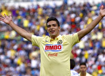 Raúl Jiménez podría ser el reemplazo de Henry Martín si no renueva su contrato en América