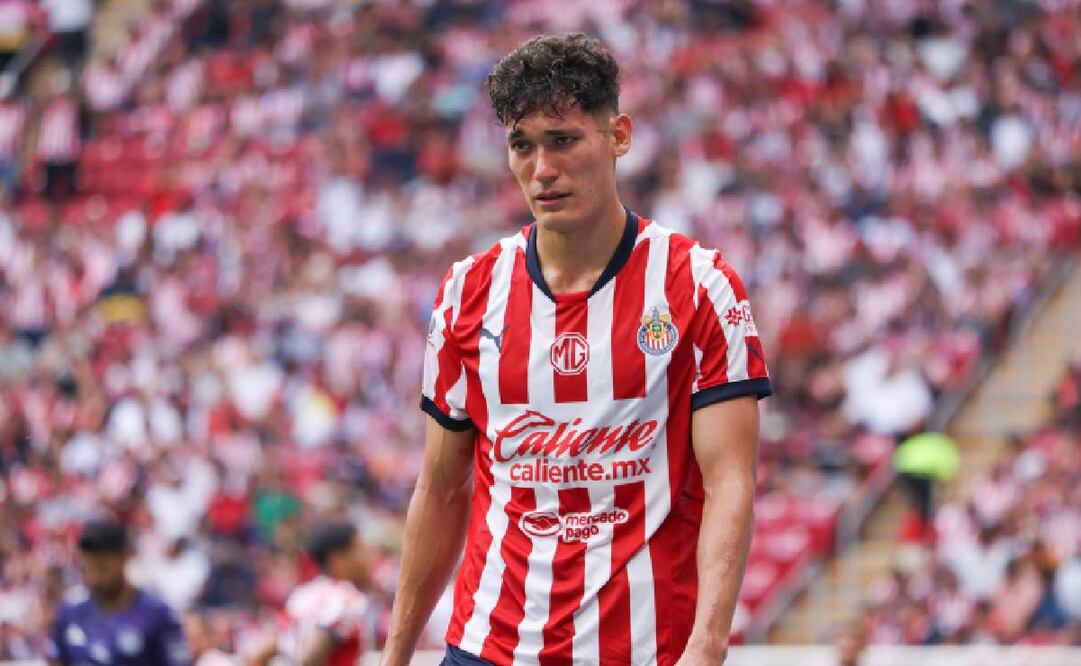 Chiquete Orozco se quedará con Chivas, ya que Cruz Azul no pagó su cláusula de rescisión. Foto: Imago7
