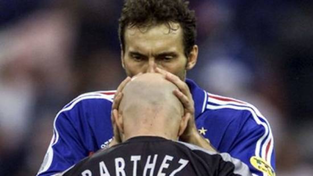 Laurent Blanc besaba la calva de Fabien Barthez antes de cada partido de Francia en el Mundial de 1998. Foto: Especial