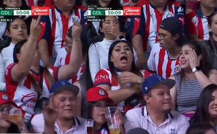 Aficionada de Chivas se volvió viral debido a que fue captada haciendo la 'Britney señal’ al árbitro 