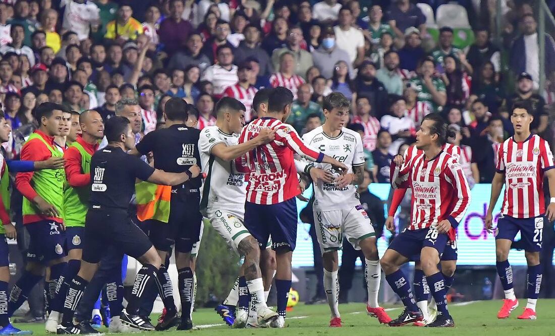 Óscar Mejía no dudó en expulsar al técnico de Chivas tras la patada a James Rodríguez. Foto: Imago7