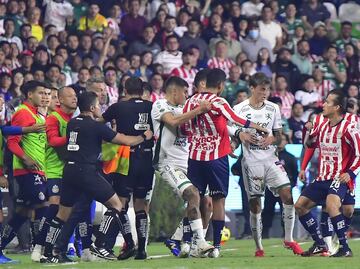 Óscar García Junyent rompió el silencio luego de la patada que le dio a James Rodríguez