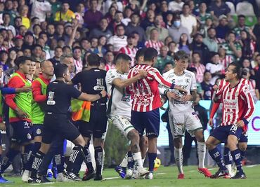 Óscar García Junyent rompió el silencio luego de la patada que le dio a James Rodríguez