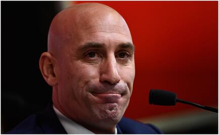 Inhabilitan por tres años a Luis Rubiales por polémico beso a Jenni Hermoso