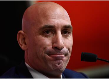 Inhabilitan por tres años a Luis Rubiales por polémico beso a Jenni Hermoso