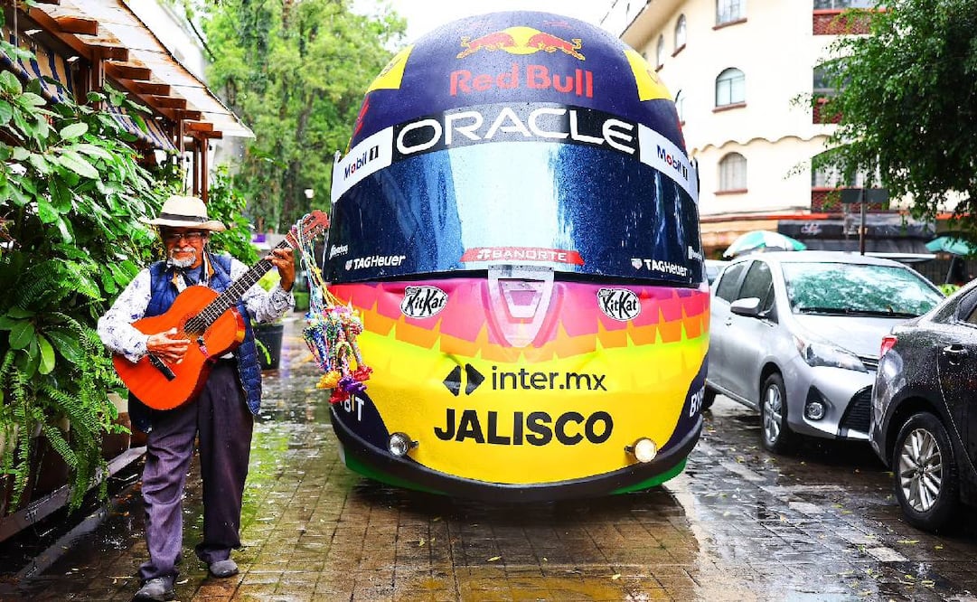 El casco de Checo Pérez recorrió las calles de la Ciudad de México. Foto: @redbullracing