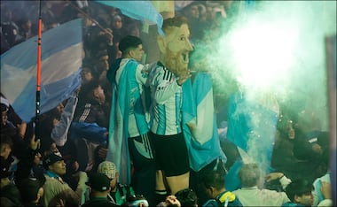 Una persona usa una máscara con la imagen de Lionel Messi, durante el recibimiento a los jugadores de la selección de Argentina, luego de su participación en el Mundial. FOTO: EFE