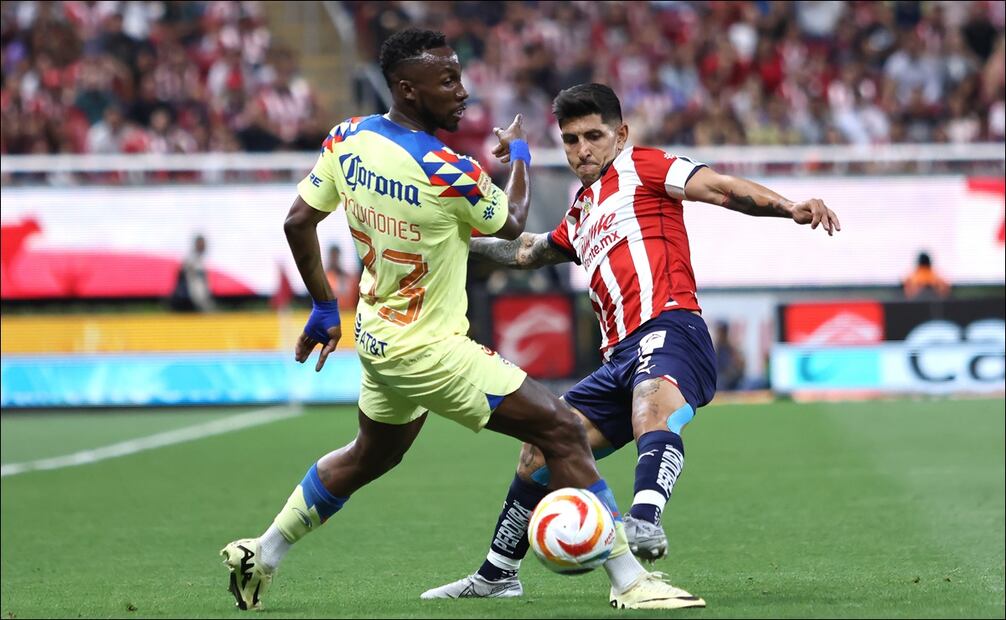 Julián Quiñones disputa el esférico con el rojiblanco Víctor Guzmán. FOTO: Imago7