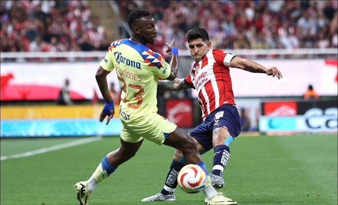 Julián Quiñones disputa el esférico con el rojiblanco Víctor Guzmán. FOTO: Imago7