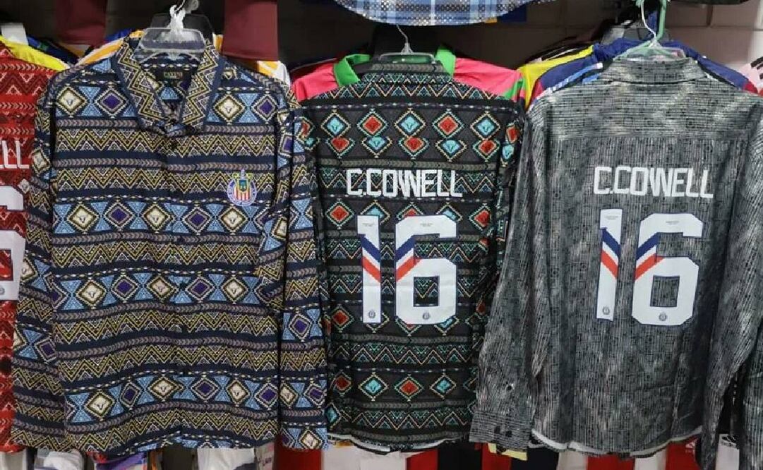 Las camisas con el dorsal del Cade Cowell se pueden comprar afuera del Estadio Akron. Foto: Especial