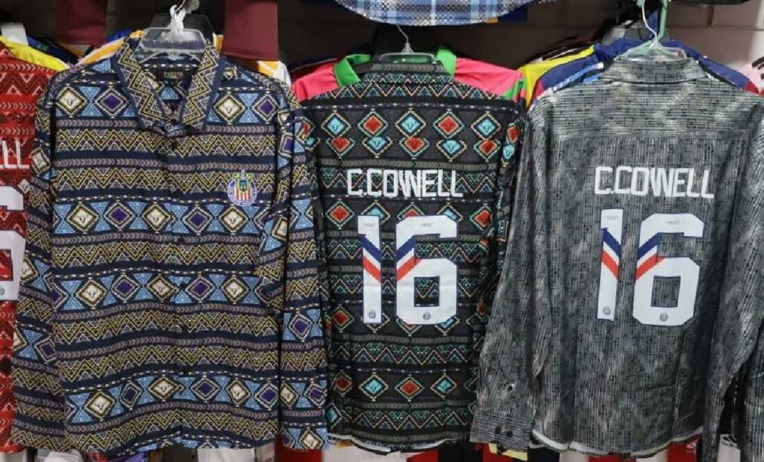 Las camisas con el dorsal del Cade Cowell se pueden comprar afuera del Estadio Akron. Foto: Especial