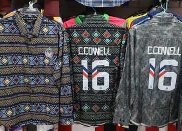 La 'Cowellmanía' está a todo lo que da: venden camisas vaqueras con el dorsal del jugador de Chivas