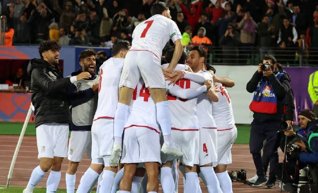 Jugadores de la selección de Irán celebran uno de los goles en el empate (2-2) ante Uzbekistán que significó su clasificación al Mundial 2026. FOTO: FIFA.COM