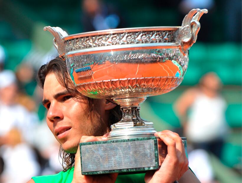 Rafael Nadal levanta el trofeo tras vencer al suizo Roger Federer en la Final de Roland Garros de 2008. FOTO: EFE