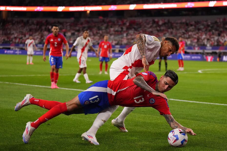Chile y Perú durante su debut en la Copa América - Foto: AFP