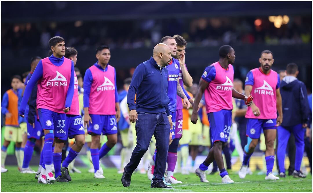 Jugadores de Cruz Azul luego de la derrota ante América en la Jornada 7 del Apertura 2023 / FOTO: Imago7