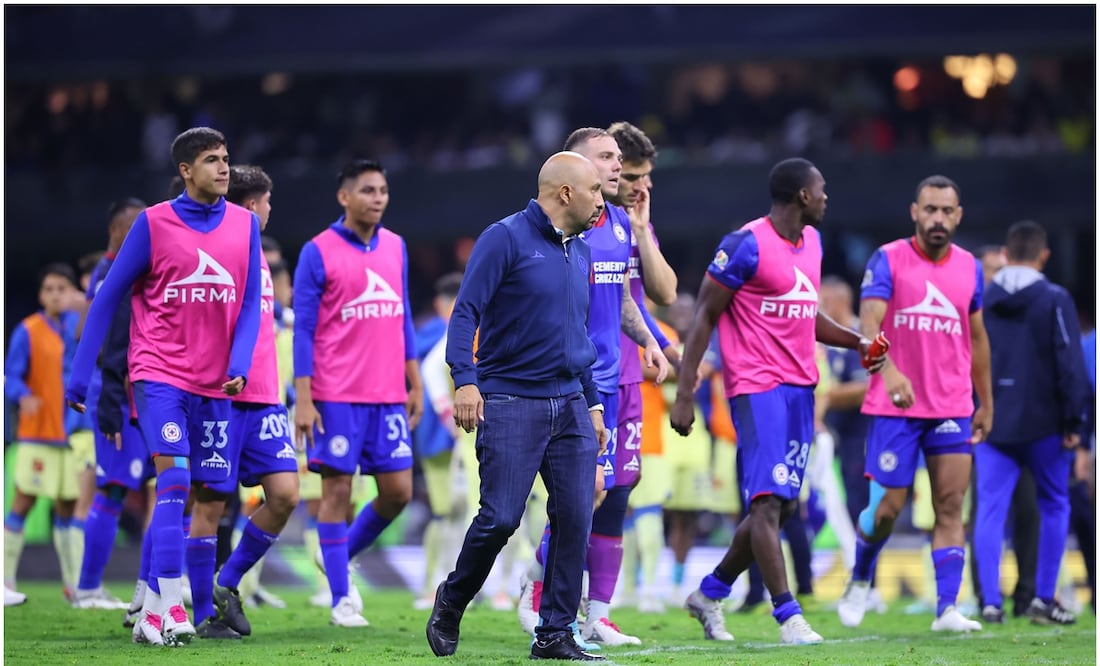 Jugadores de Cruz Azul luego de la derrota ante América en la Jornada 7 del Apertura 2023 / FOTO: Imago7