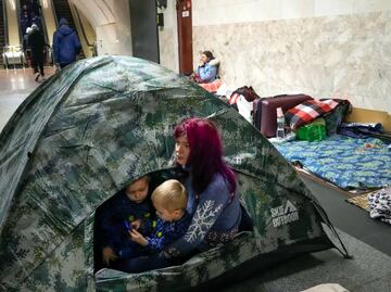 10 desoladoras fotos del metro de Kiev, el refugio de familias ucranianas