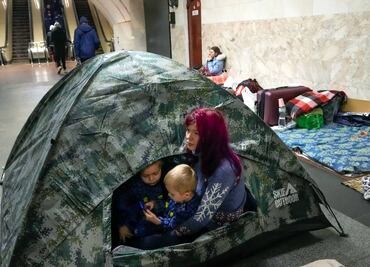 10 desoladoras fotos del metro de Kiev, el refugio de familias ucranianas
