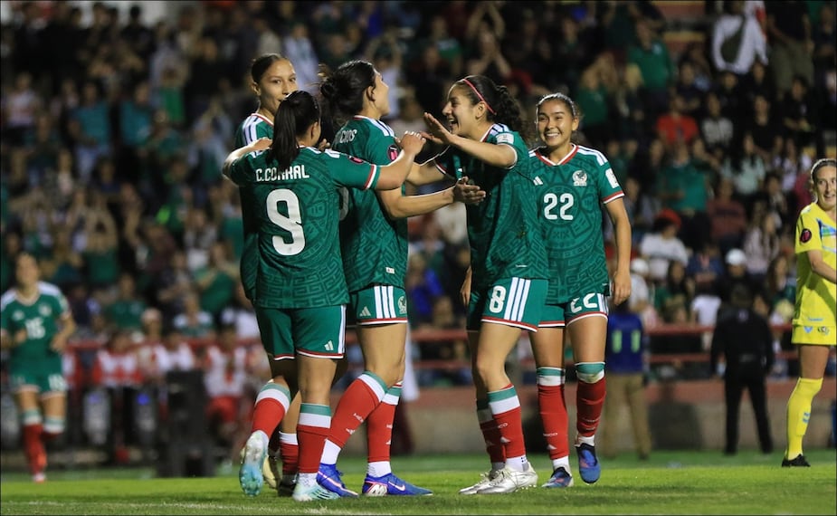 Jugadoras de la Selección Mexicana Femenil celebran uno de los nueve goles ante las Islas Vírgenes. FOTO: Imago7