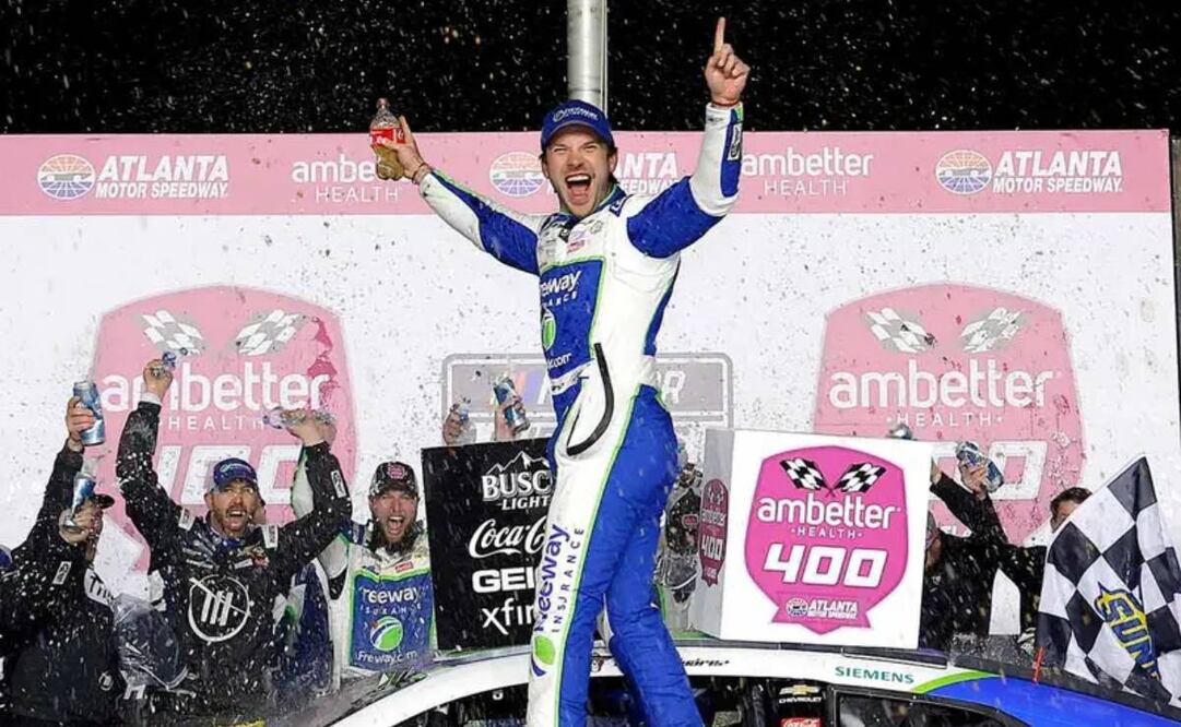 Daniel Suárez festeja luego de su espectacular triunfo en Ambetter Health 400 el año pasado. Foto: Nascar
