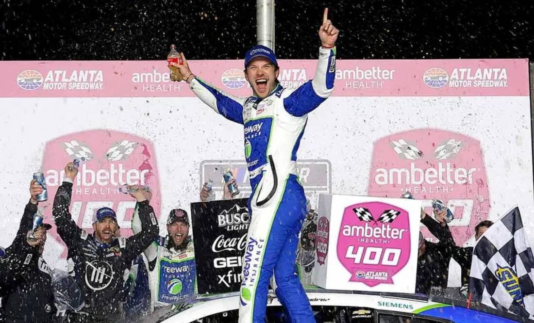Daniel Suárez festeja luego de su espectacular triunfo en Ambetter Health 400 el año pasado. Foto: Nascar