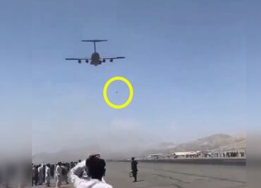 Video capta el momento en el que personas caen de un avión por huir de Kabul