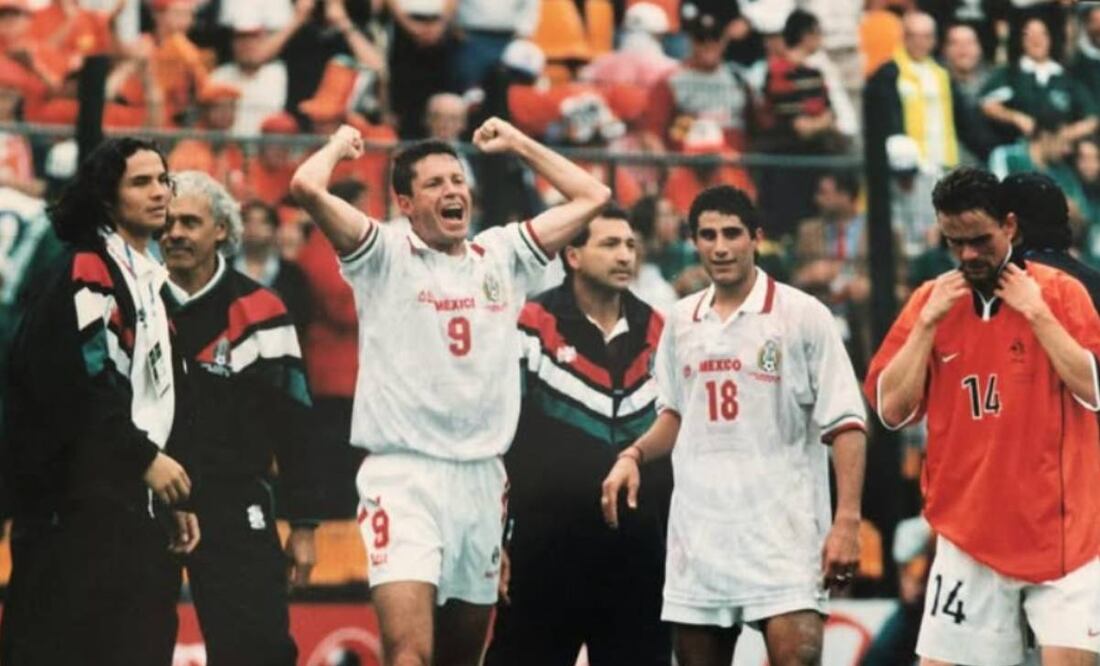 Ricardo Peláez festeja luego del agónico empate ante Países Bajos, donde metió un gol, en Francia 98. Foto: @rpl9