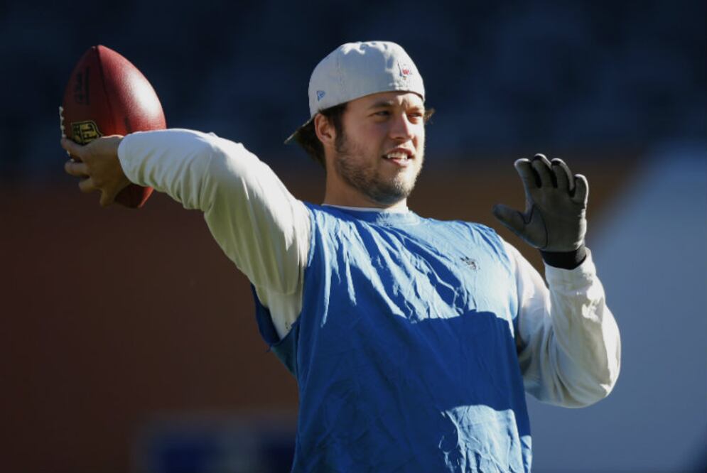 Tiene 30 años de edad y es mariscal de campo de futbol americano. Es el segundo mejor pagado de la NFL y juega para los Leones de Detroit desde el 2009. (Foto: AP)