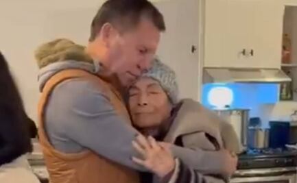 Julio César Chávez comparte emotivo momento con su madre