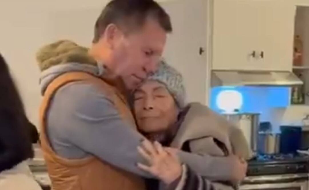 El César del boxeo disfrutó el momento con su mamá. Foto: Especial.