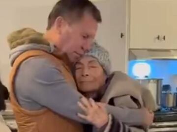 Julio César Chávez comparte emotivo momento con su madre