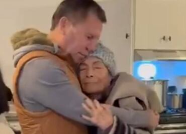 Julio César Chávez comparte emotivo momento con su madre