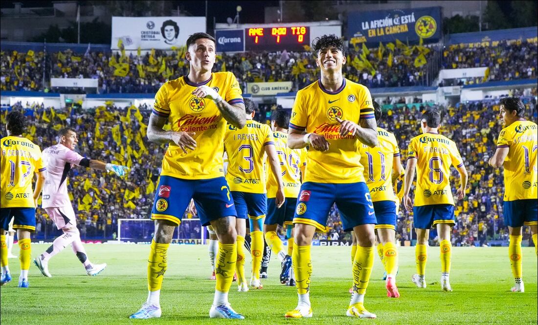 Brian Rodríguez y Kevin Álvarez celebran uno de los goles en contra de los Tigres. FOTO: Imago7