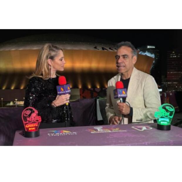 Enrique Garay ha realizado varios enlaces para TV Azteca desde las afueras del Caesars Superdome. Foto: Especial