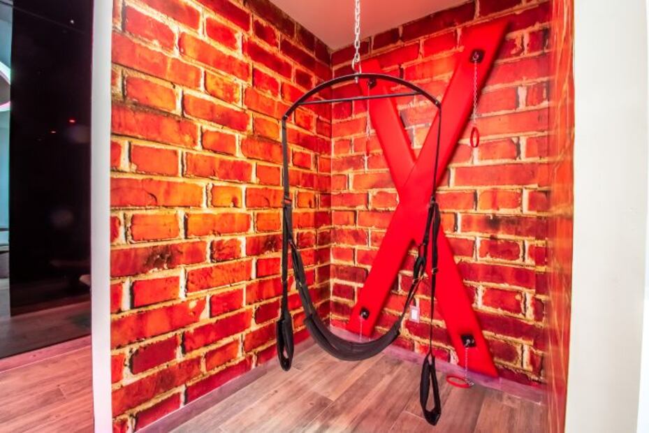 Las 5 atracciones kinky que debes experimentar en un Love Hotel